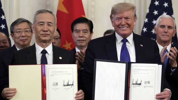 O presidente dos EUA, Donald Trump, e o vice-premiê da China, Liu He, durante cerimônia de assinatura do acordo comercial entre os dois países na Casa Branca (foto de arquivo) - Sputnik Brasil