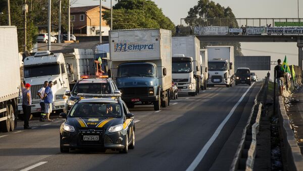 Movimentação na rodovia Régis Bittencourt, em São Paulo, durante greve dos caminhoneiros em 2018 - Sputnik Brasil
