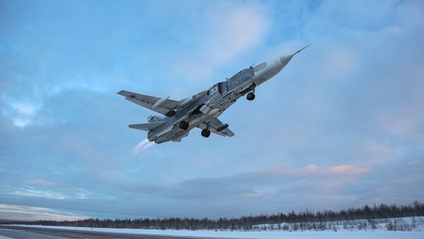Caça-bombardeiro Su-24 durante treinamento de pilotos das esquadrilhas de caças e bombardeiros em aeronaves MiG-31 e Su-24 - Sputnik Brasil