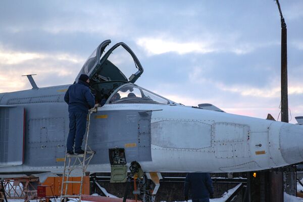 Avião Su-24 sendo preparado para voos de treinamento na região russa de Murmansk - Sputnik Brasil