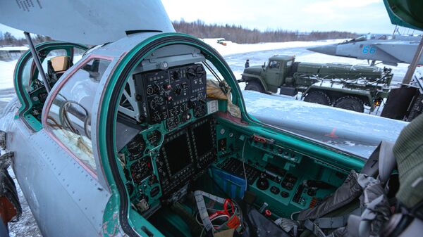 Cabine do caça MiG-31 antes do início do treinamento realizado na região de Murmansk - Sputnik Brasil