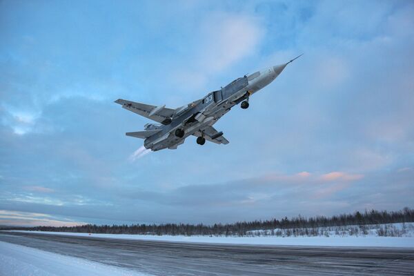 Caça-bombardeiro Su-24 levantando voo durante treinamento militar na região russa de Murmansk - Sputnik Brasil