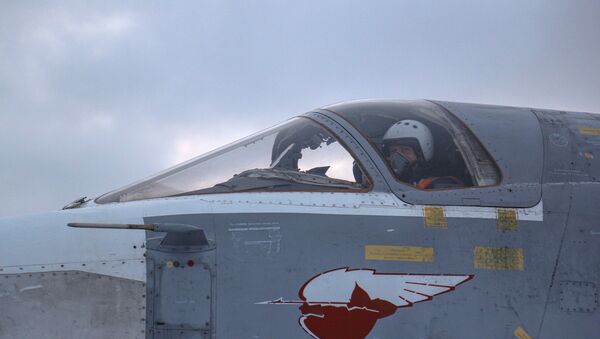 Piloto na cabine de seu Su-24 durante voos de treinamento realizados na região de Murmansk - Sputnik Brasil