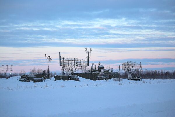 Estação de radar ao lado de uma pista de pouso e decolagem na região russa de Murmansk - Sputnik Brasil