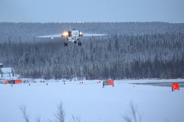 Jato Su-24 se aproximando da pista de pouso durante voos de treinamento na região russa de Murmansk - Sputnik Brasil