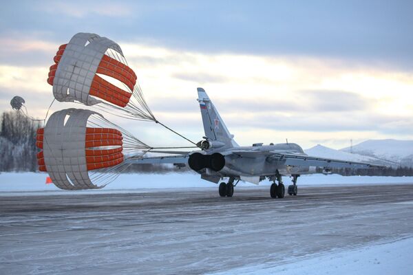 Avião Su-24 completando sua aterrissagem durante treinamento na região russa de Murmansk - Sputnik Brasil