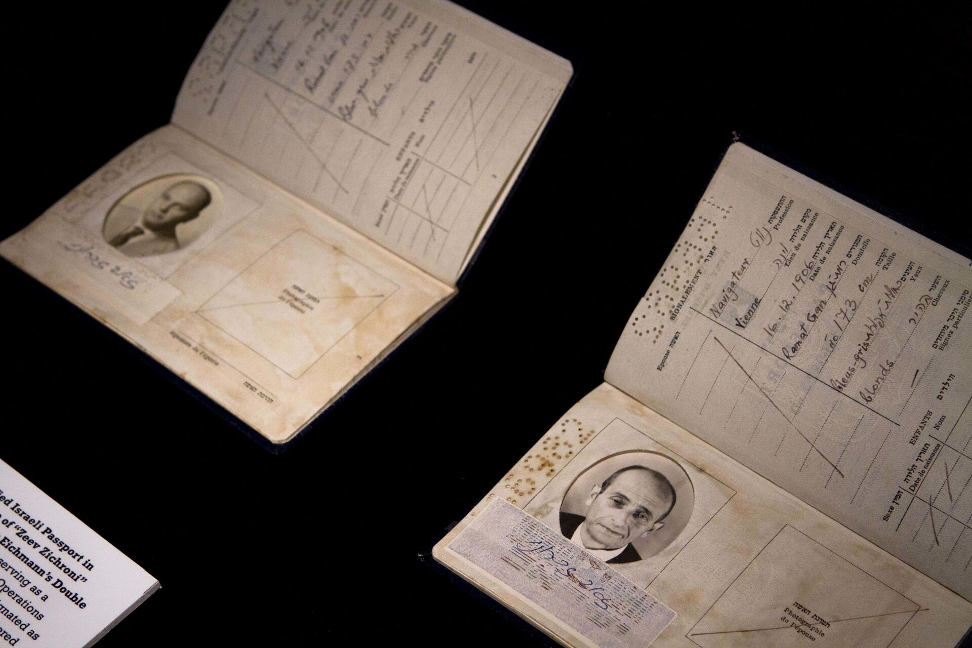Um passaporte israelense falso usado para transportar Adolf Eichmann para fora da Argentina como parte da exposição Operação Final, que revela a história por trás da operação mais lendária da agência de espionagem Mossad - Sputnik Brasil, 1920, 29.09.2023