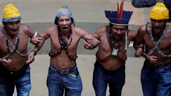 Índios da tribo Munduruku dançam durante uma conferência em prol dos indígenas em Brasília - Sputnik Brasil