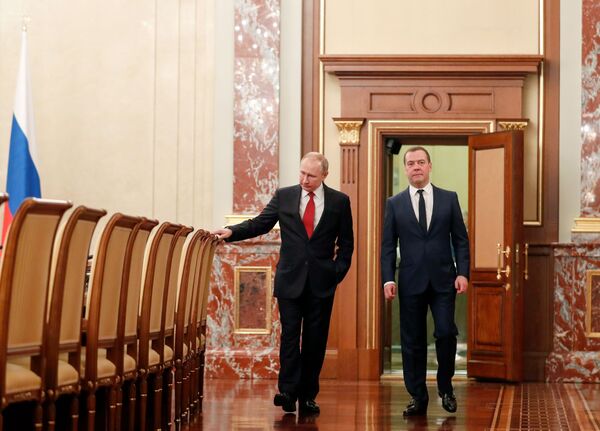 Presidente russo Vladimir Putin e o premiê russo Dmitry Medvedev antes de reunião com os membros do governo - Sputnik Brasil