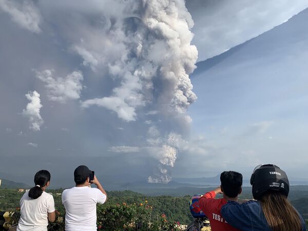 Erupção do vulcão Taal nas Filipinas, 12 de janeiro de 2020 - Sputnik Brasil