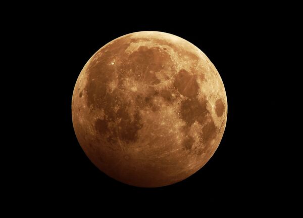 Eclipse lunar no céu sobre a taiga siberiana perto de Krasnoyarsk, Rússia - Sputnik Brasil