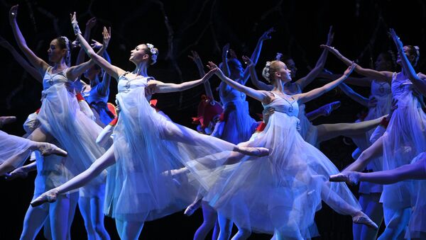 Bailarinas atuam no Teatro Bolshoi em Moscou, Rússia - Sputnik Brasil