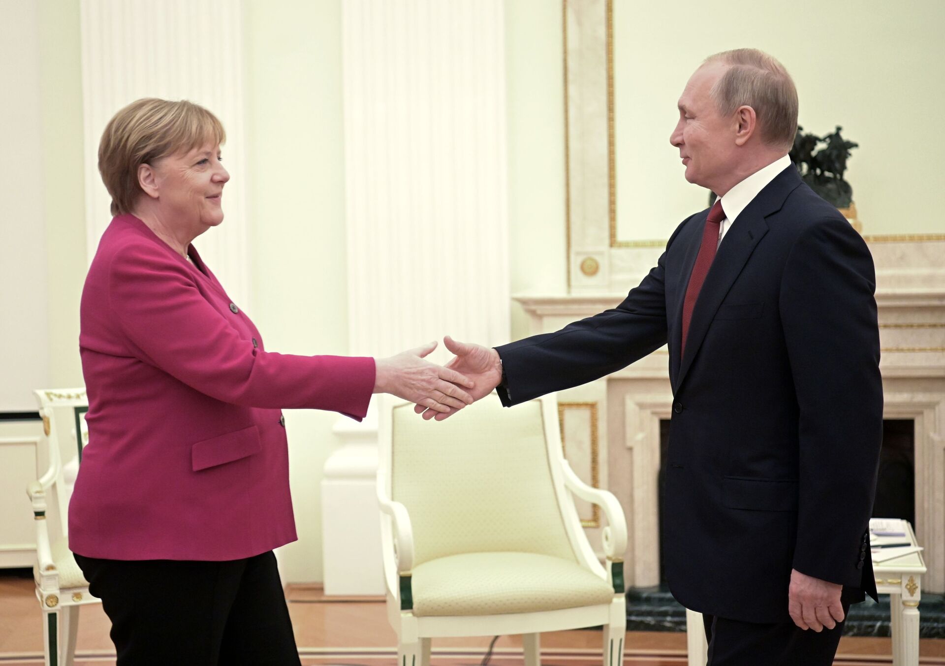 Putin diz a Merkel e Macron que Rússia está pronta para restaurar interação com UE - Sputnik Brasil, 1920, 30.03.2021