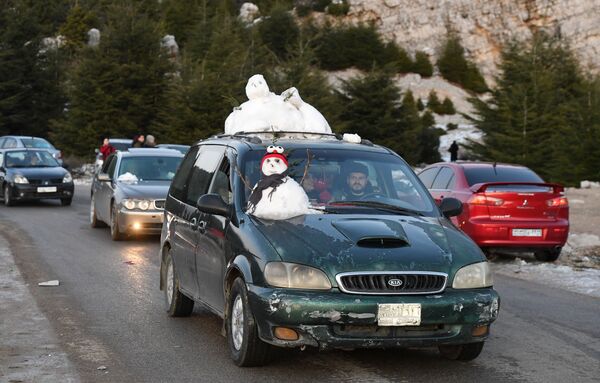 Sírios trazem neve das montanhas em um carro na província síria de Latakia - Sputnik Brasil