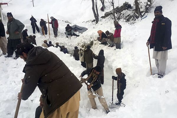 Moradores locais procuram vítimas de avalanche na neve, em Caxemira controlada pelo Paquistão - Sputnik Brasil