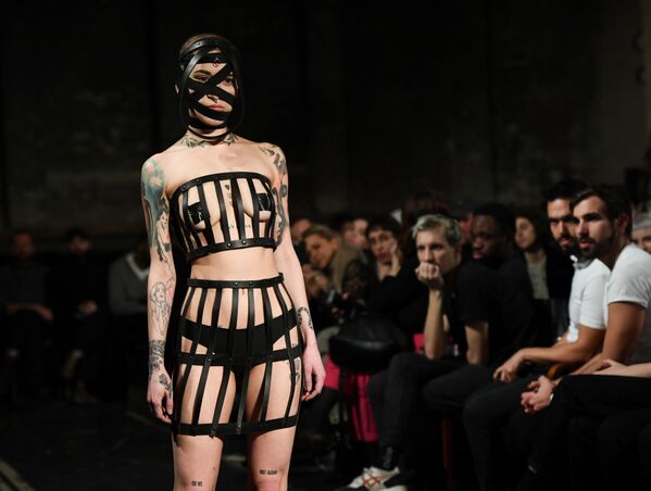 Modelos desfilam durante Semana da Moda em Berlim, Alemanha - Sputnik Brasil
