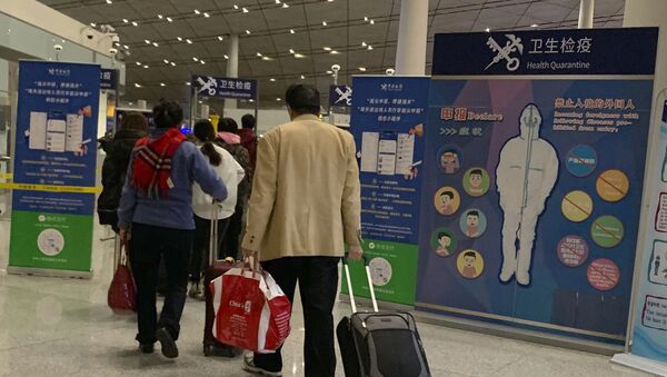Passageiros passagem por controle de saúde antes de embarcar no Aeroporto Internacional de Pequim - Sputnik Brasil