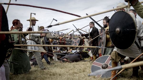 Pessoas vestidas de Vikings simulam batalha durante Festival Viking em Trelleborg, na Dinamarca (foto de arquivo) - Sputnik Brasil