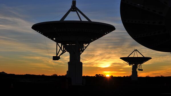 Conjunto de antenas do radiotelescópio KAT-7 ao pôr do sol em Karoo, África do Sul, no SKA - Sputnik Brasil