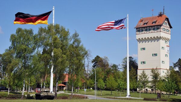 Bandeiras alemã e americana em frente à sede do 7º Comando de Treinamento do Exército dos EUA na Bavária, Alemanha (foto de arquivo) - Sputnik Brasil