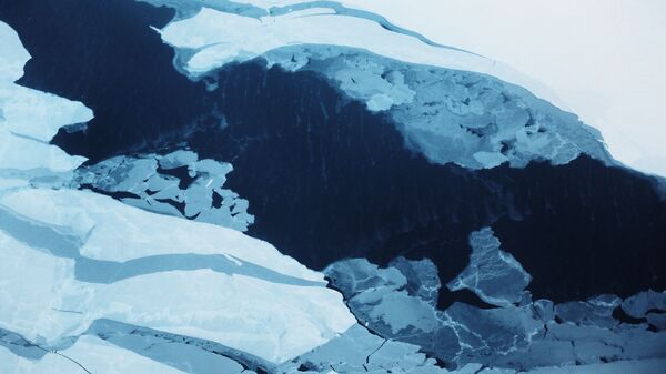 Fissura de gelo no Oceano Ártico - Sputnik Brasil