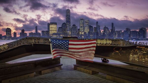 Bandeira dos EUA hasteada em uma viga de aço danificada nos ataques de 11 de setembro de 2001 ao World Trade Center - Sputnik Brasil