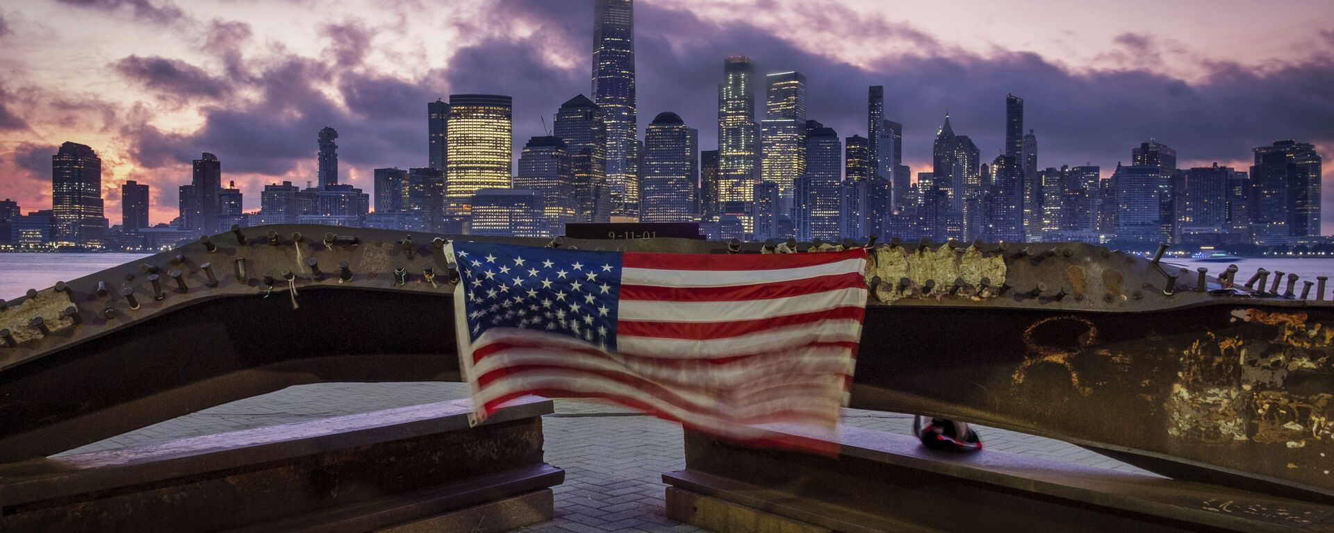 Bandeira dos EUA hasteada em uma viga de aço danificada nos ataques de 11 de setembro de 2001 ao World Trade Center - Sputnik Brasil, 1920, 09.03.2022