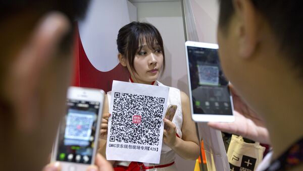 Chineses escaneiam código QR pelo celular. Tecnologia blockchain, associada ao código QR, pode fornecer soluções ao comércio intra-BRICS - Sputnik Brasil