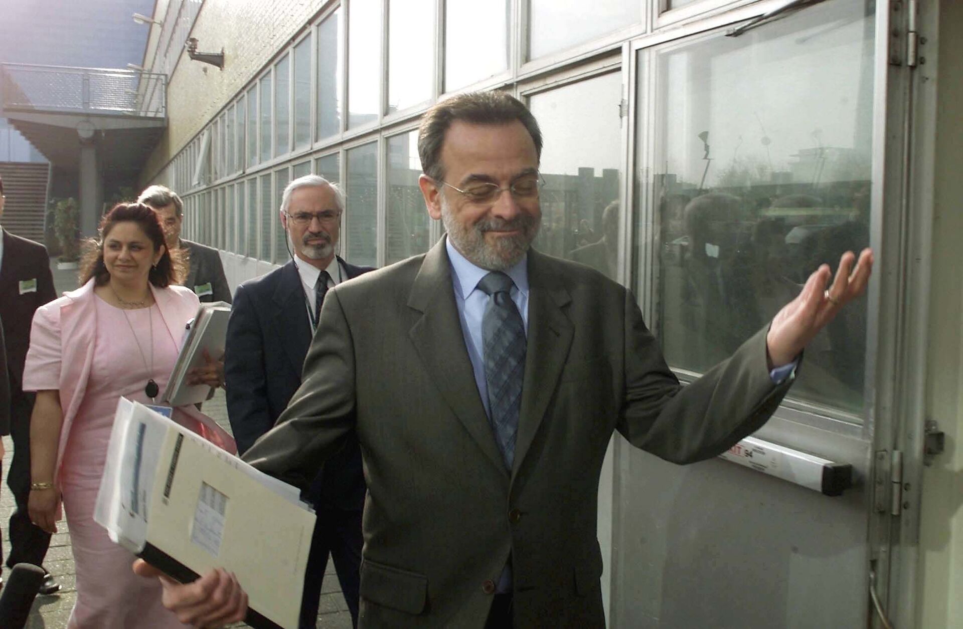 Diplomata brasileiro, José Maurício Bustani, pouco antes de ser destituído ilegalmente do cargo de diretor-geral da OPAQ, em abril de 2002   - Sputnik Brasil, 1920, 01.09.2023
