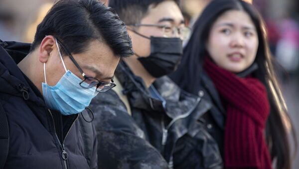 Pessoas usam máscaras faciais devido a surto de coronavírus, em Pequim, China, 20 de janeiro de 2020 - Sputnik Brasil