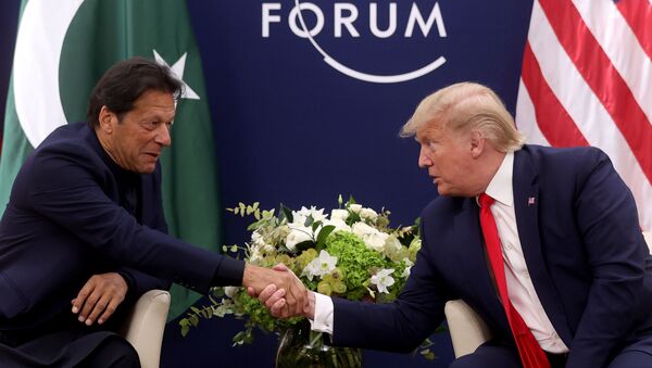 Encontro entre o premiê paquistanês Imran Khan e o presidente americano Donald Trump em Davos - Sputnik Brasil