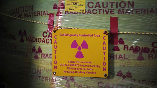 Material nuclear com símbolo de perigo de radiação - Sputnik Brasil