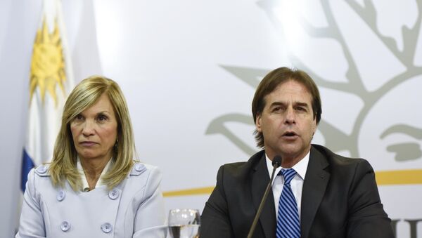 Luis Lacalle Pou, presidente eleito do Uruguai, com sua vice-presidente, Beatriz Argimón, em conferência de imprensa (imagem referencial) - Sputnik Brasil