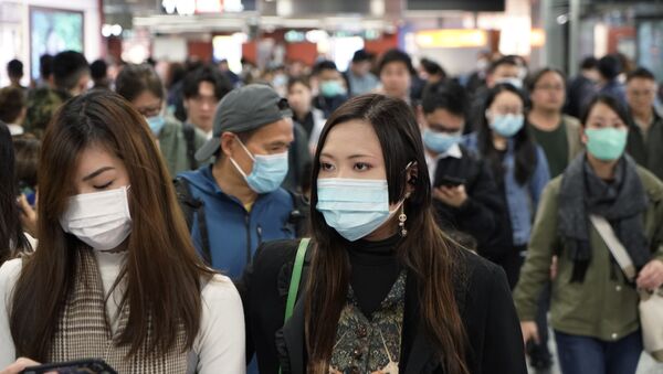 Passageiros com máscaras para prevenir o novo coronavírus caminham em uma estação de metrô, em Hong Kong (foto de arquivo) - Sputnik Brasil