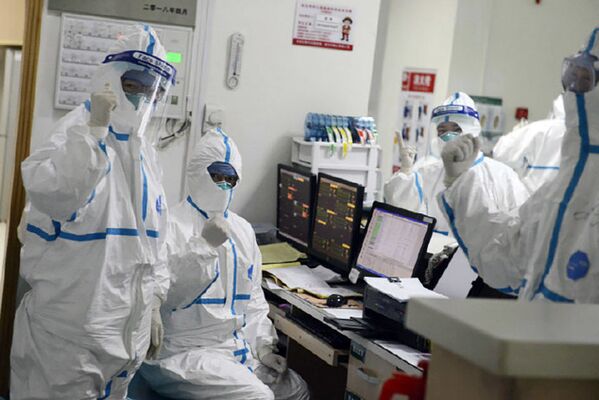 Equipe médica em um hospital de Wuhan, na China - Sputnik Brasil