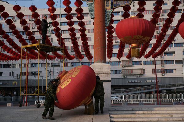 Trabalhadores desmontam decorações de Ano Novo Lunar na cidade chinesa de Wuhan - Sputnik Brasil