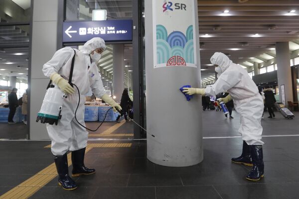 Trabalhadores realizam limpeza preventiva em uma estação de trem na Coreia do Sul - Sputnik Brasil