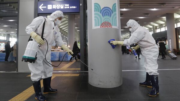 Trabalhadores desinfetando a estação de Suseo em Seul para controle do coronavírus, Coreia do Sul - Sputnik Brasil