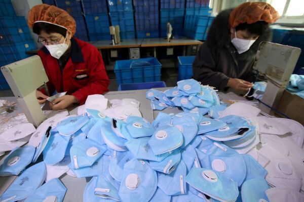 Trabalhadores produzindo máscaras em fábrica chinesa - Sputnik Brasil