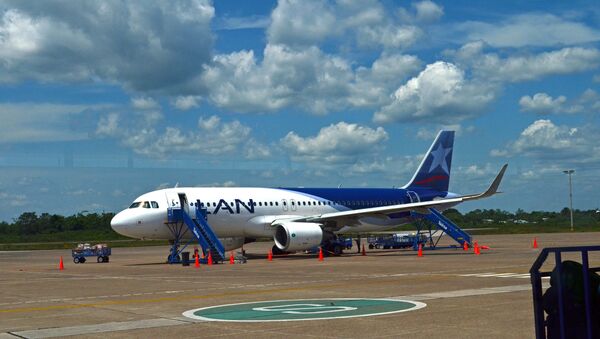 Avião da companhia aérea LAN em Lima - Sputnik Brasil