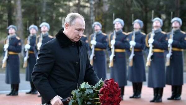 Presidente russo, Vladimir Putin, põe flores em monumento em memória aos soldados da 2ª Guerra Mundial (foto de arquivo) - Sputnik Brasil