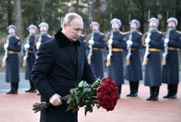 Presidente russo, Vladimir Putin, põe flores no monumento em memória aos soldados da 2ª Guerra Mundial
 - Sputnik Brasil