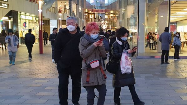 Pedestres usam máscaras nas ruas de Pequim devido ao coronavírus - Sputnik Brasil