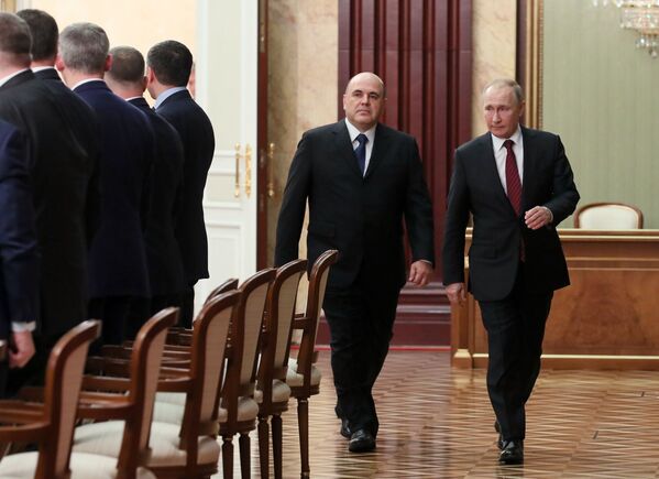 Presidente russo, Vladimir Putin, e primeiro-ministro russo, Mikhail Mishustin, antes do encontro com membros do novo governo russo
 - Sputnik Brasil