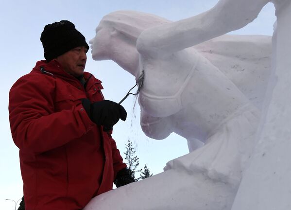 Participante cria escultura de gelo em competição realizada na Sibéria 
 - Sputnik Brasil