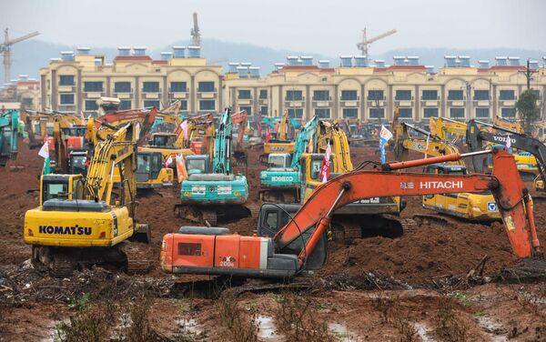 Escavadeiras no local da construção do novo hospital para tratar o coronavírus em Wuhan, China, 24 de janeiro de 2020 - Sputnik Brasil