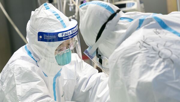 Agentes de saúde atendem um paciente no Hospital Zhongnan da Universidade de Wuhan, Hubei, China (foto de arquivo) - Sputnik Brasil