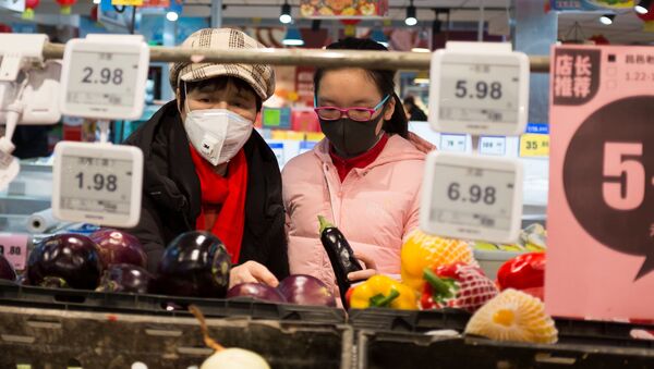 Consumidoras usam máscaras em supermercado de Pequim devido ao coronavírus, 25 de janeiro de 2020 - Sputnik Brasil