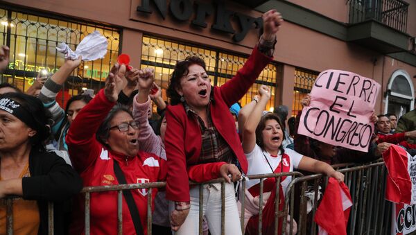 Manifestantes a favor da decisão do presidente peruano Martín Vizcarra de dissolver o Congresso da República, 30 de setembro de 2019 - Sputnik Brasil