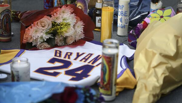 Fãs em luto pela morte da estrela do basquete, Kobe Bryant, montam memorial em Los Angeles, no dia 26 de janeiro de 2020 - Sputnik Brasil